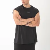 Musculosa de algodón premium con corte oversize y diseño unisex. Presenta cuello redondo y bordado minimalista en el centro del pecho.
