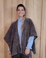 Ruana abierta de tejido de punto acanalado en color beige, con diseño holgado y caída fluida.