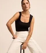 Blusa Cortelle sin mangas de tejido de punto acanalado negro con efecto metalizado, tirantes anchos y escote cuadrado.
