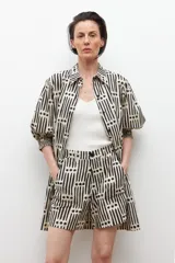 Short color crema con estampado geométrico de líneas y círculos negros.