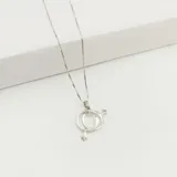 Conjunto de collar y dije en plata 925. El dije representa los símbolos de género masculino y femenino entrelazados.