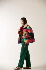 Campera puffer estampada con flores y texto, cuello de piel sintética color beige, cierre frontal con cremallera y bolsillos laterales.