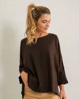 Remerón de corte holgado y diseño minimalista, color marrón chocolate, con cuello redondo y mangas tres cuartos con terminación acampanada.
