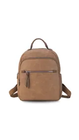 Mochila urbana color beige de símil cuero, con dos bolsillos frontales, bolsillo principal de gran capacidad con dos bolsillos internos con cierre y uno abierto, bolsillos laterales abiertos, asa de mano y correas regulables en galón.