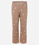 Pijama de dos piezas color marrón, compuesto por una blusa de manga larga con cuello redondo y un pantalón con cintura elástica. Presenta un estampado integral de flores pequeñas y el personaje Snoopy.