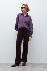 Camisa de manga larga con estampado de cuadros pequeños en tonos violeta y rojo, con cuello clásico y cierre frontal de botones.