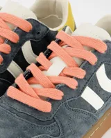Championes urbanos Coolway modelo Goal, color azul con detalles en amarillo y marrón. Confeccionados en serraje suave con detalles en contraste de color, lengüeta preformada de piel con acolchado figurado, forro interior en piel, cordones planos de algodón bicolor intercambiables, cuello ligeramente acolchado y puntera reforzada con pespuntes decorativos. Suela flexible de goma y caucho. Nombre del modelo “GOAL” en tono oro envejecido en el lateral.