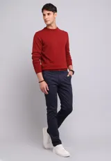 Pantalón chino gris oscuro de corte slim fit.