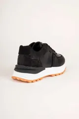 Championes deportivos Pdk Riverland para mujer, en combinación de colores blanco, tostado, gris y detalles en bordó, con suela dentada de goma marrón.
