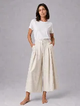 Pantalón de corte sastrero con diseño cropped, tiro alto y pinzas frontales. Presenta una silueta de pierna recta y amplia, con largo por encima del tobillo y bolsillos laterales.