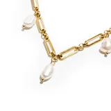 Collar dorado con cadena de eslabones rectangulares y eslabones redondos, con dijes colgantes de perlas irregulares.