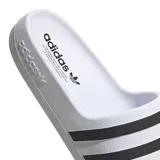 Sandalias tipo ojotas adidas Adifom Adilette, color blanco con las tres bandas características en color negro sobre la banda superior. Diseño ergonómico con logo de la marca en la plantilla.