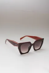 Lentes de sol hexagonales con marco color borgoña y lentes degradadas.