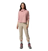 Pantalón de senderismo color beige, con tecnología Omni-Shield y Omni-Shade. Presenta rodillas articuladas, bolsillos funcionales y puños ajustables con broches a presión.