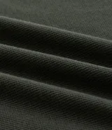 Remera de hombre, corte regular, color blanco hueso, con cuello redondo y manga corta. El tejido presenta una textura perforada vertical.