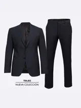 Traje de corte slim fit compuesto por saco de solapas clásicas con cierre de dos botones y pantalón de vestir a juego. El saco cuenta con bolsillos laterales con solapa y forro interior, mientras que el pantalón presenta bolsillos frontales y traseros de vivo.