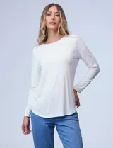 Remera blanca de modal marca Ruby Rd, con cuello redondo y mangas largas.