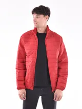 Campera puffer roja con cierre frontal y cuello alto.