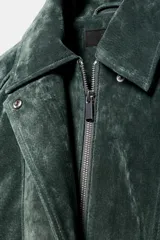 Cazadora de ante color verde oscuro, con cuello solapa, cierre frontal con cremallera oculta y botones a presión, bolsillos laterales con cremallera, manga larga con cremallera en puños y bajo elástico.