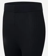Pantalón legging negro de punto acanalado con estribo en el talón y cintura alta, de corte ajustado al cuerpo.