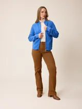 Cardigan de punto color azul, con cierre frontal completo, cuello alto y mangas largas con puños acanalados.