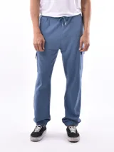 Pantalón de jogging azul con bolsillos laterales tipo cargo, cintura elastizada con cordón ajustable y puños elastizados.
