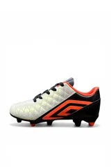 Championes de fútbol 11 Umbro Nexus HG, color blanco con detalles en azul marino y verde menta. Capellada sintética con costuras en rombos y suela con tapones para césped natural o sintético.