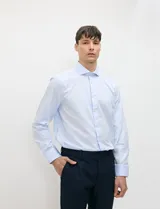 Camisa de vestir celeste de manga larga con cuello italiano y cierre frontal de botones.