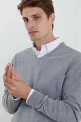 Sweater amarillo de tejido suave tipo cashmere, con escote en V.