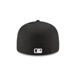 Gorro negro de visera plana marca New Era, con logo de los Dodgers en blanco y logo de la MLB bordado en el lateral.