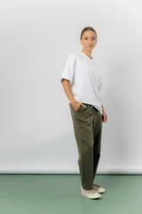 Pantalón jogger de calce relajado color bordó intenso, con cintura elastizada y lazo regulable. Cuenta con bolsillos laterales con cierre invisible y silueta recta levemente afinada.