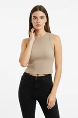Musculosa de algodón con elastano, color blanco, de corte ajustado al cuerpo, cuello redondo y diseño sin mangas.