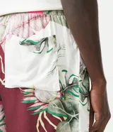 Bermuda de viscosa con estampado floral estilo patchwork, cintura elástica con cordón ajustable y bolsillos laterales.