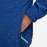 Campera deportiva Nike de la selección de Brasil, color azul con diseño texturizado en relieve tipo animal print. Cuenta con cuello alto, cierre frontal completo, bolsillos laterales y detalles en verde flúor como el logo de Nike y el escudo de la CBF en el pecho.