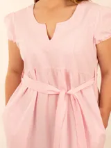 Vestido corto celeste a rayas verticales, con cuello en V, mangas cortas abullonadas, corte a la cintura con frunces y lazo para atar.