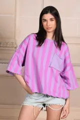 Buzo de manga 3/4 con bolsillo. Estampado a rayas verticales lilas y violetas con terminaciones desflecadas.