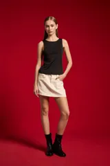 Musculosa blanca de corte ajustado, con cuello redondo y diseño sin mangas.