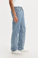 Jean Levi's 505 Regular Fit, color celeste claro, de pierna recta y tiro alto. Confeccionado en denim 100% algodón sin elasticidad, cuenta con cierre de cremallera y diseño de cinco bolsillos.