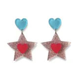 Par de aros colgantes con forma de estrella rosa con glitter y corazón rojo en el centro. Cuentan con un dije superior en forma de corazón celeste.