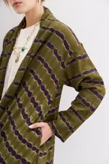 Kimono largo con estampado batik, mangas largas y bolsillos laterales.