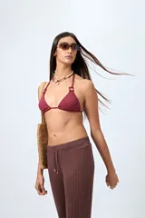 Pantalón tejido wide leg color marrón oscuro, con calado artesanal y cintura elastizada con cordón ajustable.