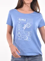 Remera celeste con estampado del signo zodiacal Acuario en color blanco.