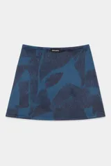 Minifalda pareo de tul semitransparente con estampa abstracta en tonos de azul y celeste, con lazo ajustable en la cintura.