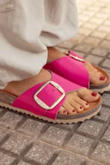 Sandalia de cuero color fucsia, con plantilla anatómica marrón y hebilla dorada ajustable.
