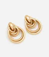 Par de caravanas medianas de metal con baño color dorado, compuestas por argollas entrelazadas que crean un diseño de nudo doble.