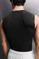 Musculosa deportiva de Zara Athleticz, confeccionada en tejido técnico elástico y transpirable. Presenta cuello redondo, diseño sin mangas y costuras planas termoselladas para mayor confort. Incluye detalle de logo en el dobladillo inferior.