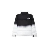Campera puffer The North Face modelo 1996 Retro Nuptse 700 Fill, con diseño degradado en tonos negro y blanco, cuello alto y cierre frontal.