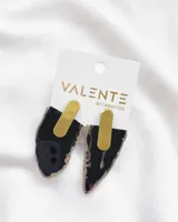 Par de aros colgantes con base de piedra ágata negra irregular y pieza superior de latón dorado.