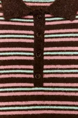 Jersey de punto con diseño de rayas horizontales en tonos marrón, rosado y verde menta. Presenta cuello tipo polo, manga larga y cierre frontal con botones.
