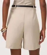 Bermuda sastrera de poliéster color beige, con corte recto, presillas en la cintura y bolsillos laterales.